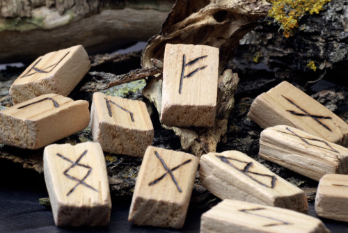 Runen, eine Art der Kommunikation: Foto: © Yuliia_Driahina / shutterstock / #1505504318